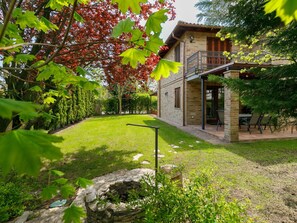 Exterior - Stunning  villa for 9 people with A/C, WIFI, TV, terrace and pets allowed (Balatonfüred)