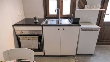 Fridge, oven, cookware/dishes/utensils