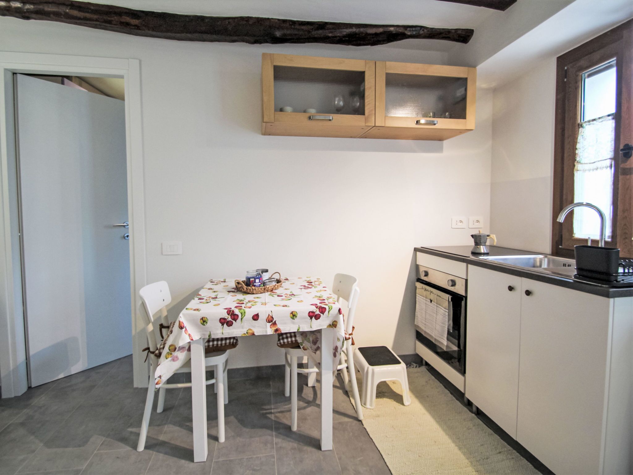 Réfrigérateur, four, batterie de cuisine, vaisselle et ustensiles