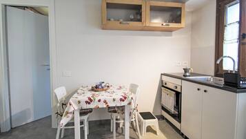 Réfrigérateur, four, batterie de cuisine, vaisselle et ustensiles