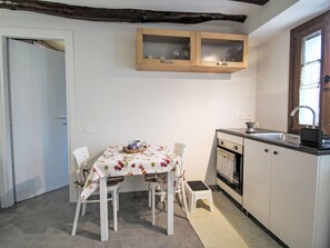 Kühlschrank, Ofen, Kochgeschirr/Geschirr/Besteck