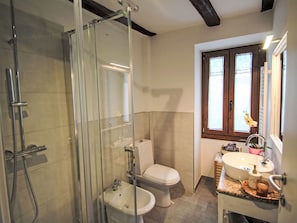 Séchoir à cheveux, serviettes fournies