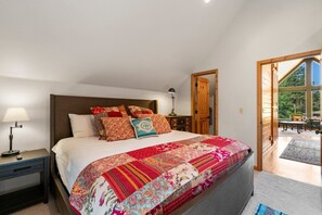 2 bedrooms, desk, WiFi, bed sheets
