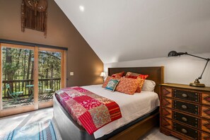 2 bedrooms, desk, WiFi, bed sheets