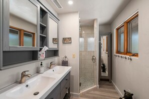 Shower, towels - A/C, Views, Newly Renovated, Peaceful Retreat! (Durango)