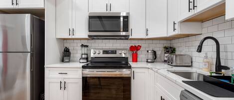 Frigorífico, microondas, horno y placa de cocina