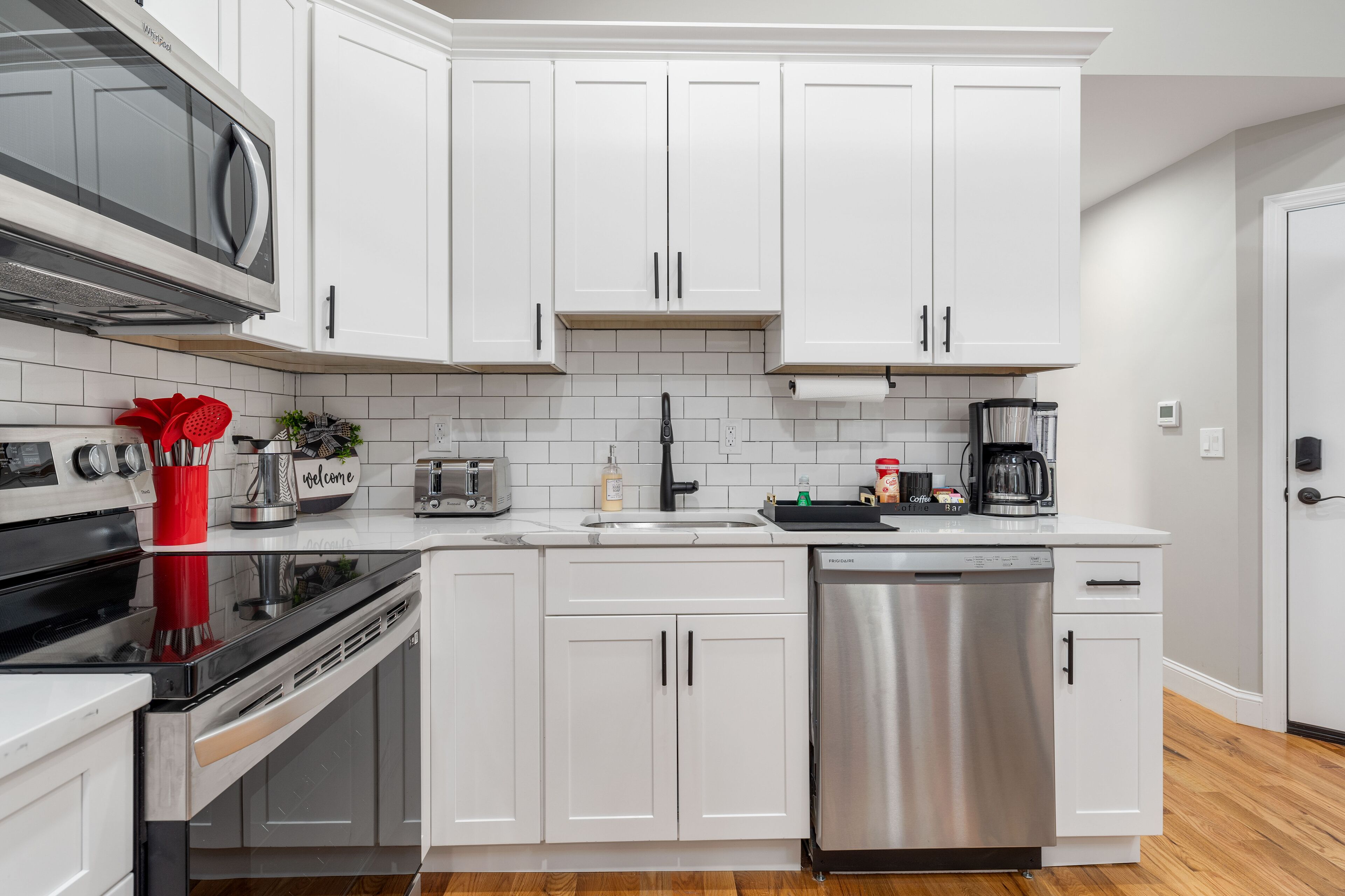 Kjøleskap, mikrobølgeovn, ovn og kokeplater