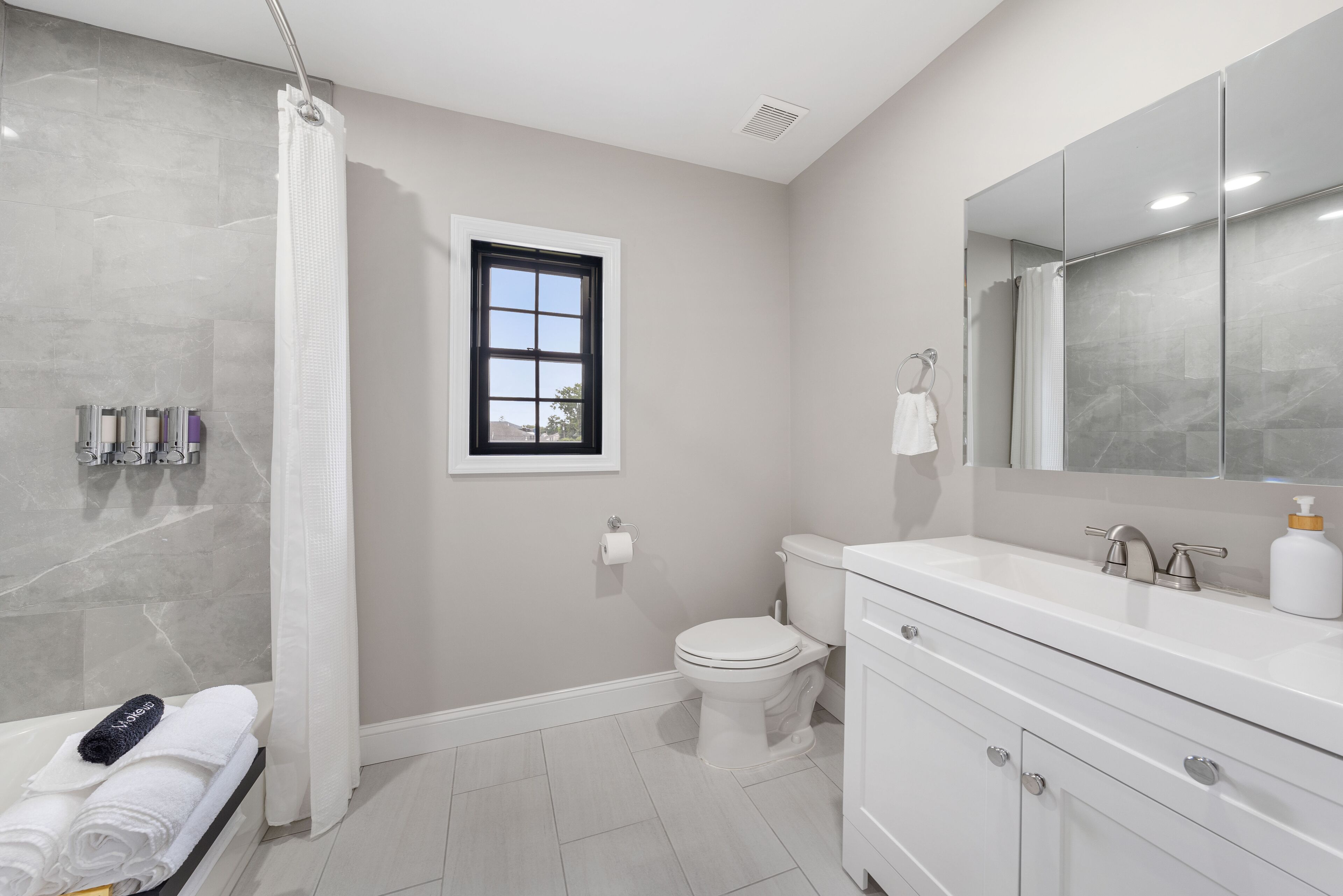 Een haardroger, handdoeken, zeep, shampoo