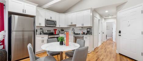 冷蔵庫、電子レンジ、オーブン、コンロ