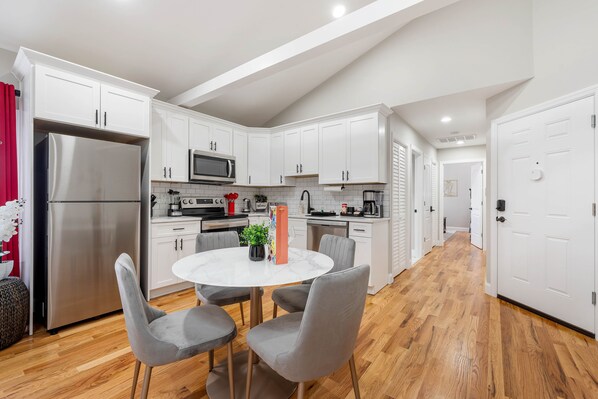 Réfrigérateur, micro-ondes, four, plaque de cuisson