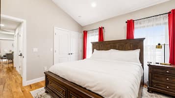 1 habitación, escritorio, tabla de planchar con plancha y cuna de viaje