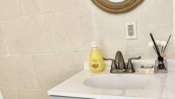 Asciugacapelli, asciugamani, sapone, carta igienica