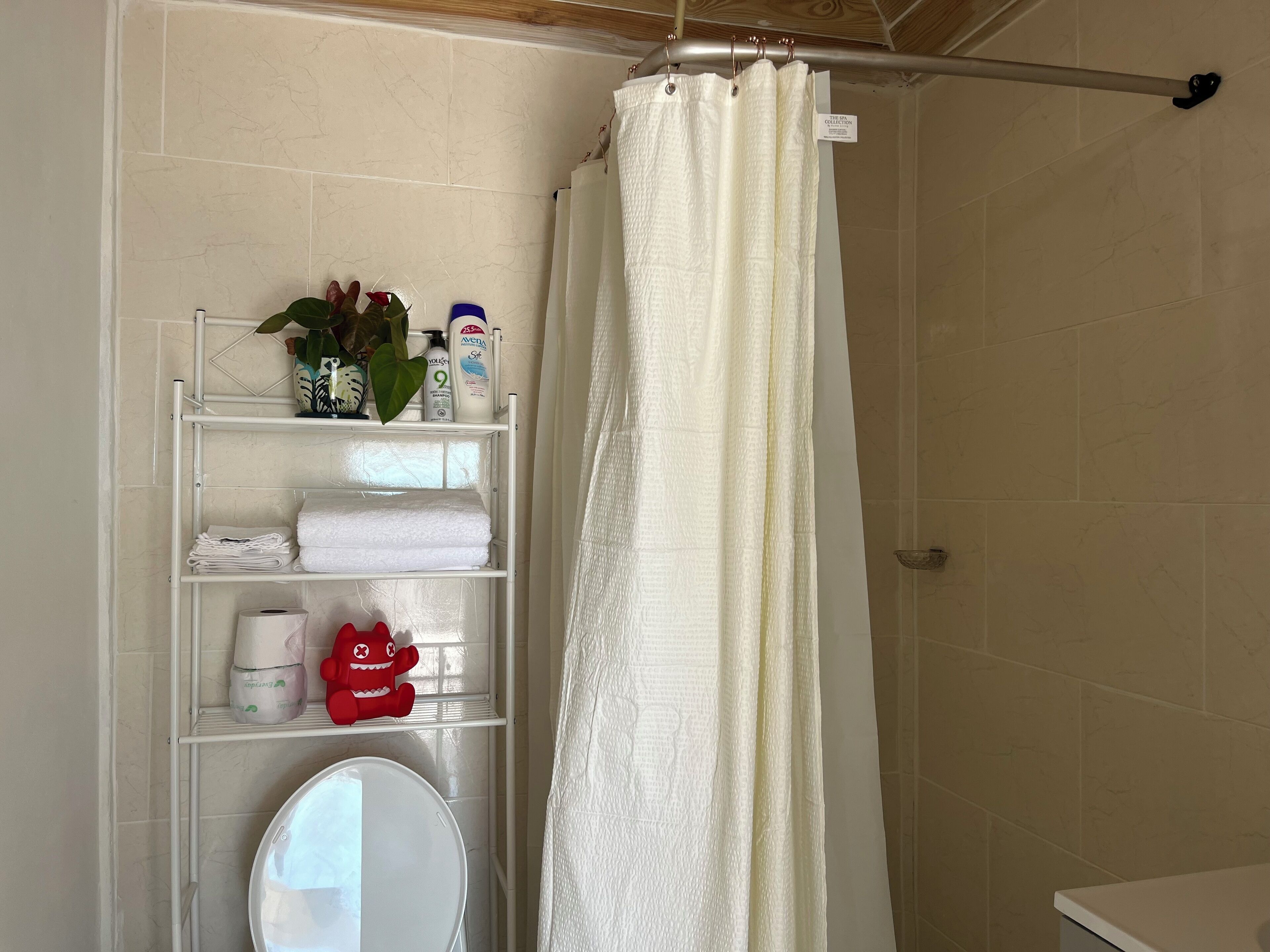 Sèche-cheveux, serviettes fournies, savon, papier toilette