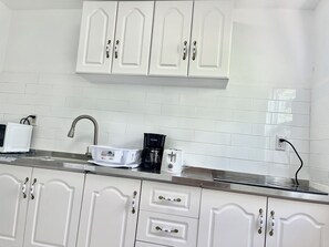 Private kitchen - Cozy one Bedroom Apartment #C in Venetian Site (Providenciales)