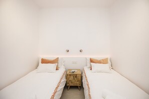3 bedrooms, travel crib, bed sheets - Three bedroom apartment in Girona (Girona)