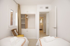 3 makuuhuonetta, vauvan matkasänky, vuodevaatteet