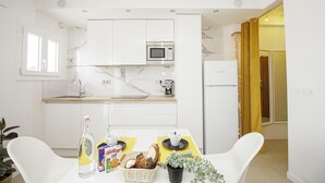 Fridge, microwave, oven, cookware/dishes/utensils - Three bedroom apartment in Girona (Girona)