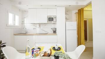 Frigorífico, microondas, horno y utensilios de cocina