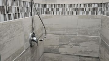 Dusche, HandtĂŒcher, Seife, Shampoo