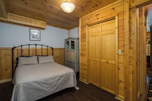 3 bedrooms, in-room safe, WiFi, bed sheets