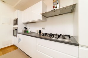 Kühlschrank, Mikrowelle, Ofen, Herdplatte