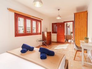 4 habitaciones, escritorio, tabla de planchar con plancha y wifi 
