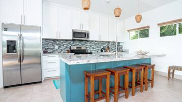 Refrigerador, microondas, horno y lavavajillas