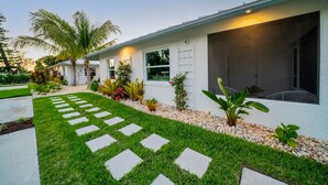 Property grounds - The Coconut Palm | 5 Minutes to Bonita Beach (Bonita Springs)
