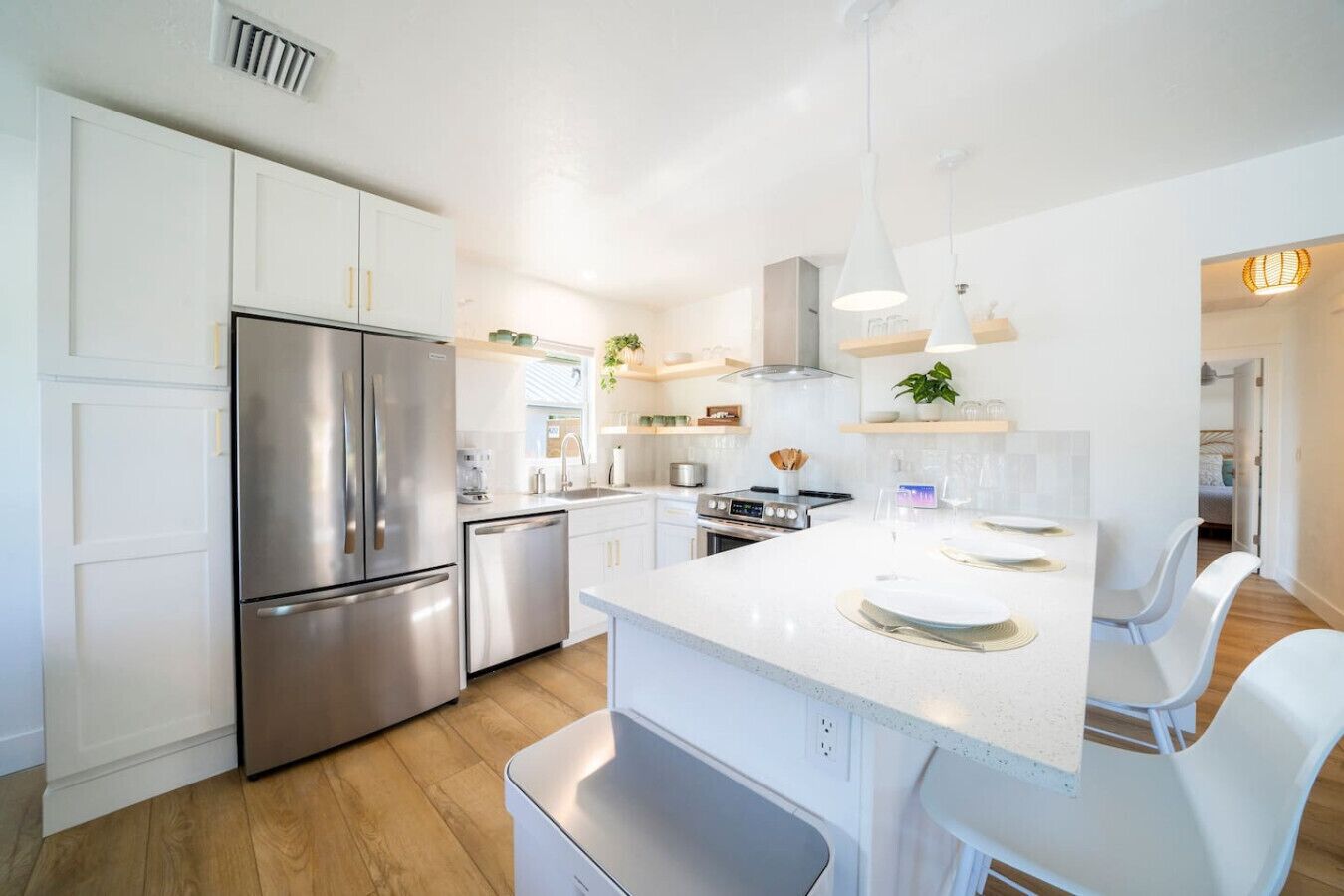 Kjøleskap, mikrobølgeovn, ovn og kokeplater