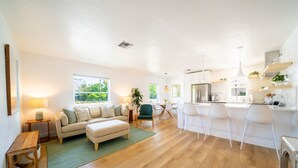 TV - The Coconut Palm | 5 Minutes to Bonita Beach (Bonita Springs)