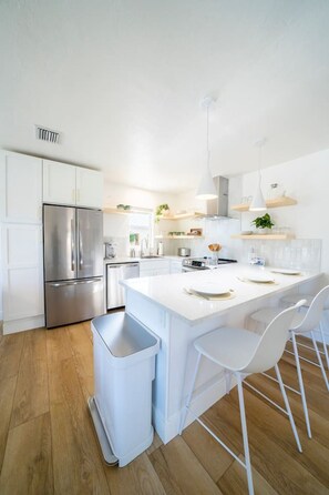 Kjøleskap, mikrobølgeovn, ovn og kokeplater