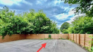 Un parking avec une flèche rouge indiquant la direction, peinte sur le sol.