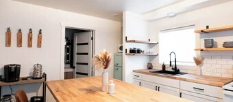 Bridge St Beauty, Brunch & Bars [2 Beds 1 Bath]