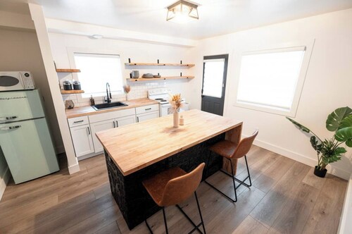 Bridge St Beauty, Brunch & Bars [2 Beds 1 Bath]