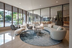 Coin salon dans le hall