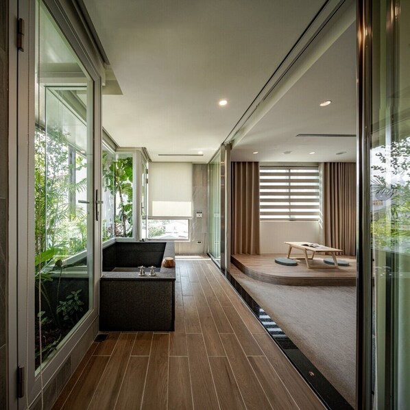 Chambre Double Majestueuse | Salle de bain | Baignoire et douche séparées, baignoire d'eau douce