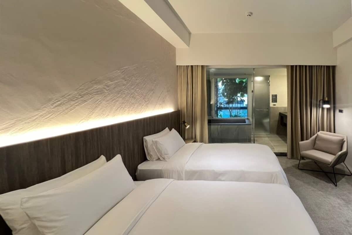 Premium bedding, down comforters, minibar (free items), in-room safe