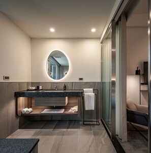 Baignoire et douche séparées, baignoire d'eau douce