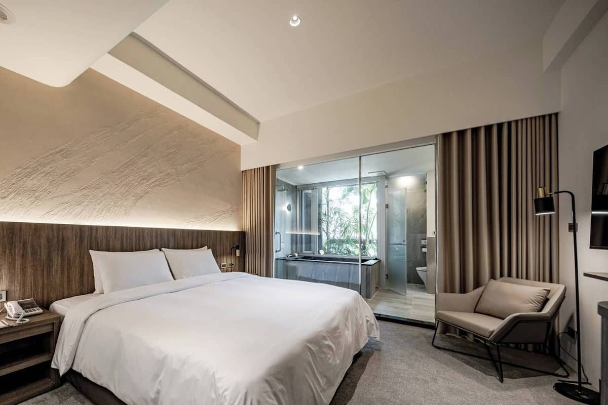 Premium bedding, down comforters, minibar (free items), in-room safe