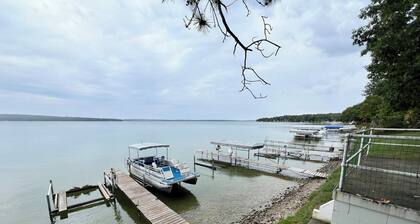 Cozy Loft Cottage on Hubbard Lake