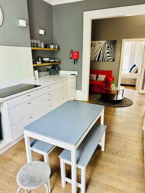 Comfort-huoneisto, 2 makuuhuonetta | Yksityinen keittiö | Täysikokoinen jääkaappi, mikroaaltouuni, uuni, liesi