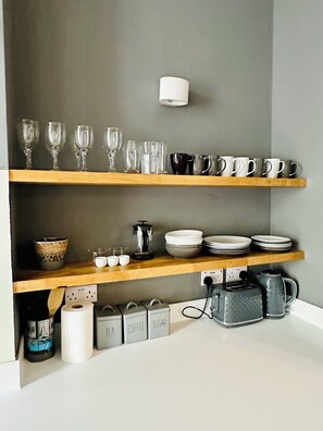 Standard Apartment | Private kitchen | Mini-fridge, microwave, oven, stovetop - The Mornington Star Apartments (London)