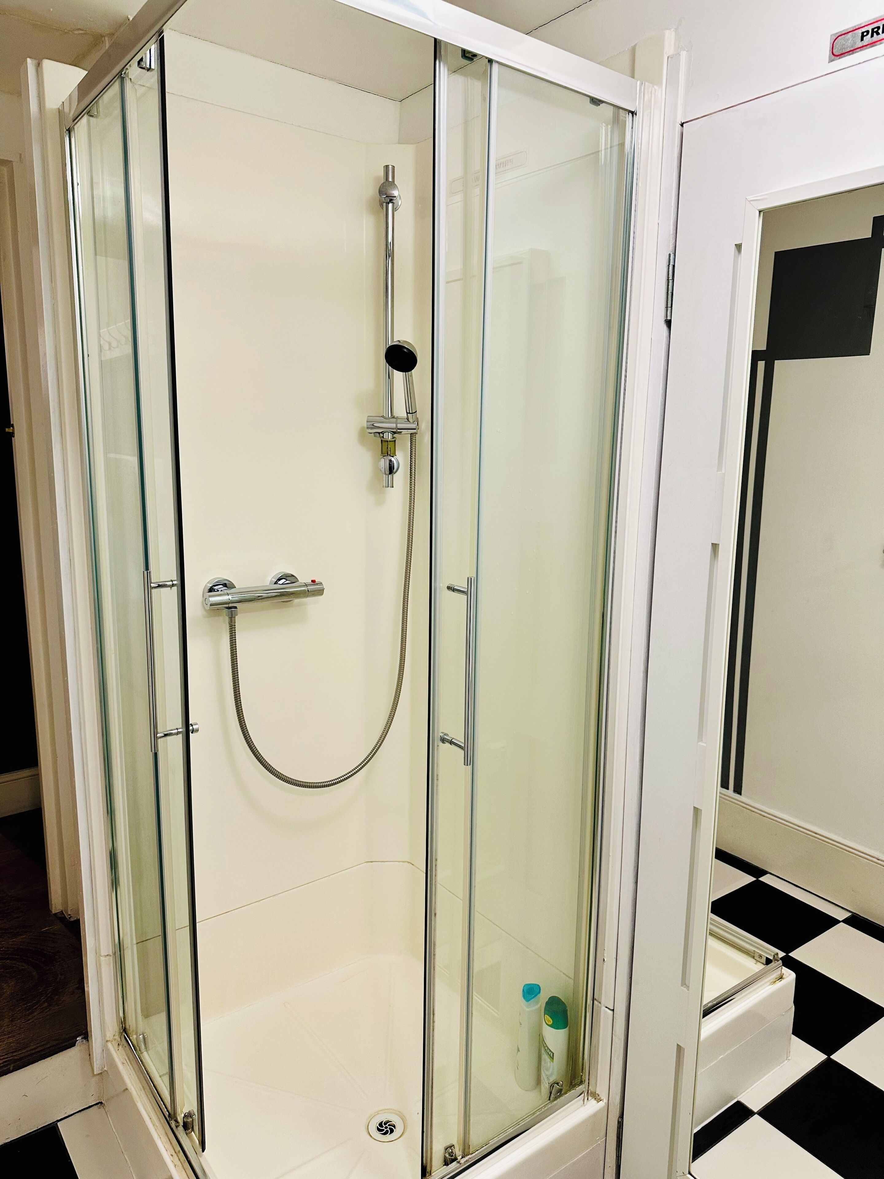 Standard Apartment | Bathroom | Shower, hair dryer, towels, shampoo