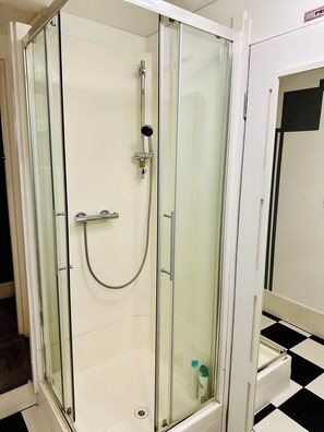 Ducha, secador de pelo, toallas, shampoo