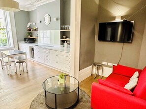 Standard Apartment | Private kitchen | Mini-fridge, microwave, oven, stovetop - The Mornington Star Apartments (London)