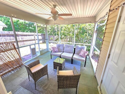 Cozy 2-bedroom house with King Bed