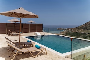 A pool area with lounge chairs and umbrellas, a small pool, and a view of the coastline. - Brikis Villa 3 - With Private Pool (Bali)
