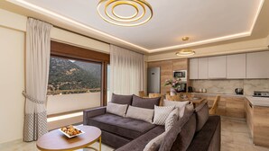 Una sala moderna con un sofá, una mesa de comedor y una zona de cocina.
