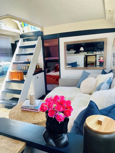 Floating 2 bed 2 bath condo stunning views of the bay 