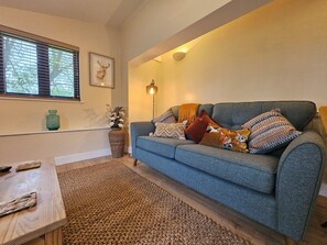 TV - Lilys Cottage - Sleeps 2 - Pet friendly (Stowmarket)